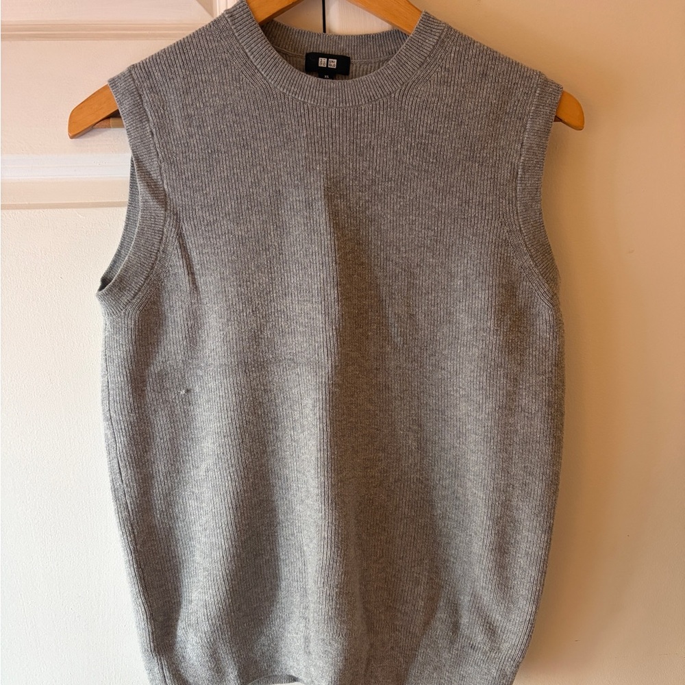UNIQLO Women’s Gray Sleeveless Knit Sweater Vest